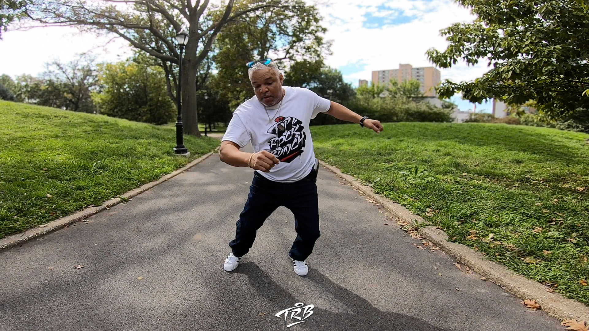 Estrada dancing